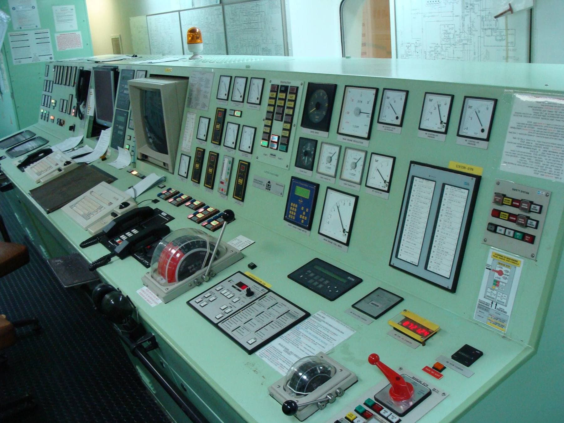 Consola de controlo da casa das máquinas de um navio