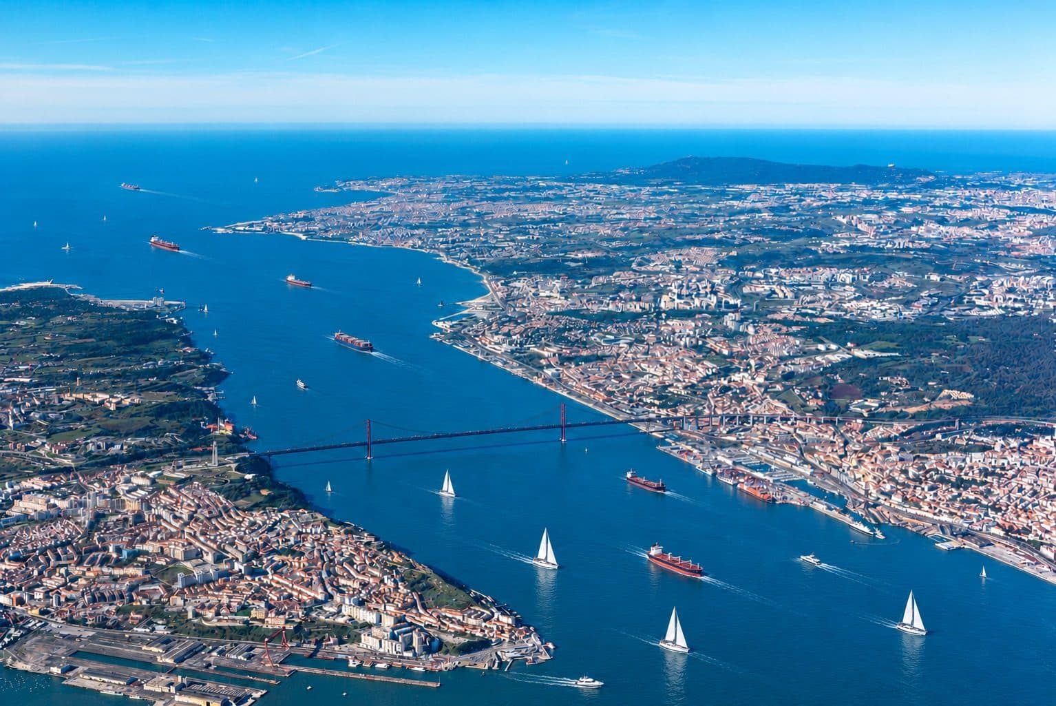 Vista aérea de Lisboa e do Tejo com navios mercantes e veleiros, fotomontagem
