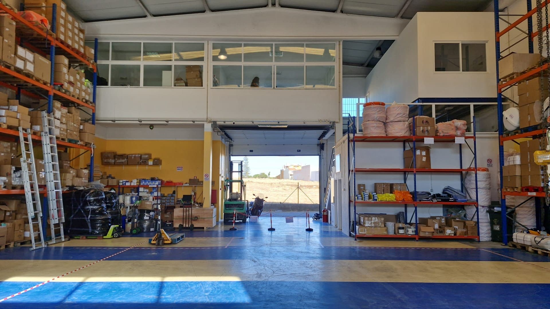 A nave da estação da AIFE, arrumada, com equipamento de salvação nas prateleiras